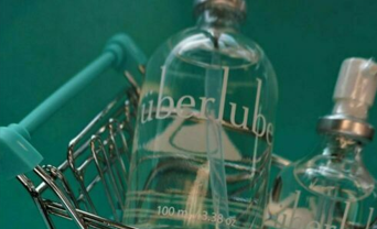 une bouteille de lubrifiant intime dans un caddy de supermarché
