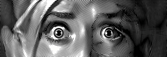 Gros plan stylisé en noir et blanc représentant deux yeux écarquillés formés par des lignes gravées en spirale