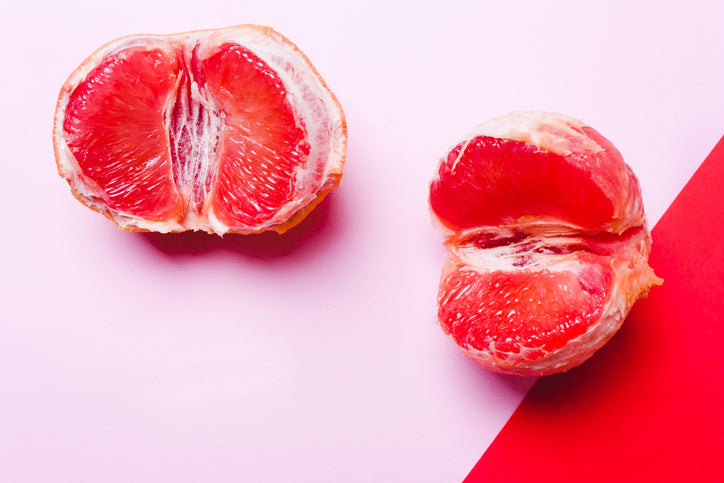 Deux moitiés de fruit coupées avec pulpe rouge vif apparente