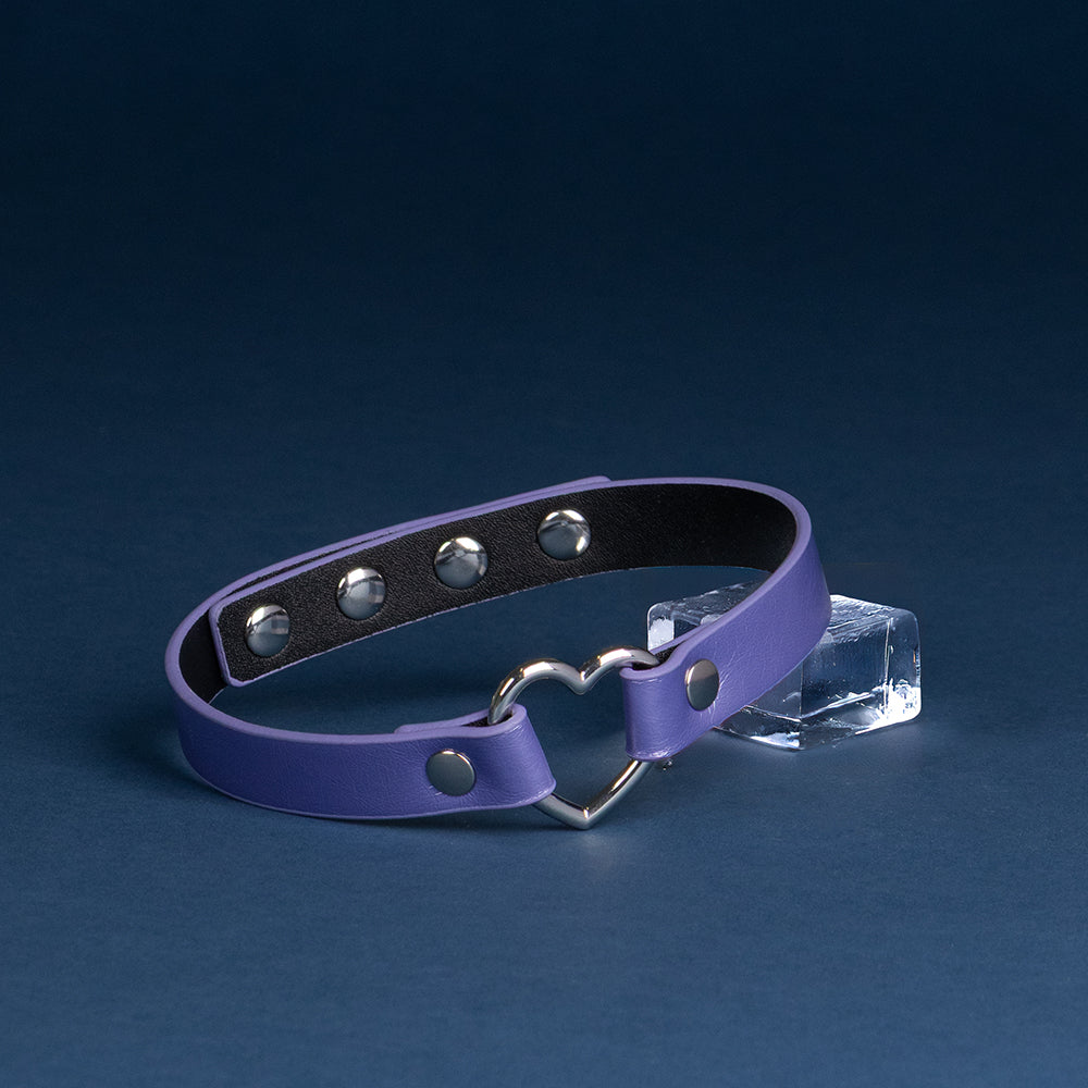 Halskette Love - Ein lila Lederarmband mit einer herzförmigen Metallschnalle und einem transparenten Würfel