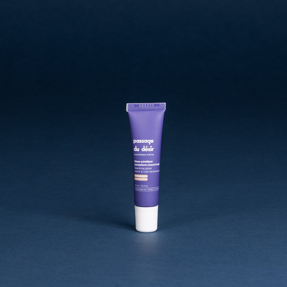 Gloss mit Heiß-/Kalt-Effekt Kokos 12 ml - Eine Cremetube auf blauem Hintergrund
