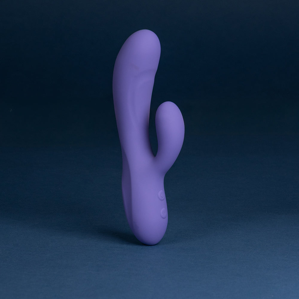 Rabbit - ein lilafarbenes Sextoy vor blauem Hintergrund