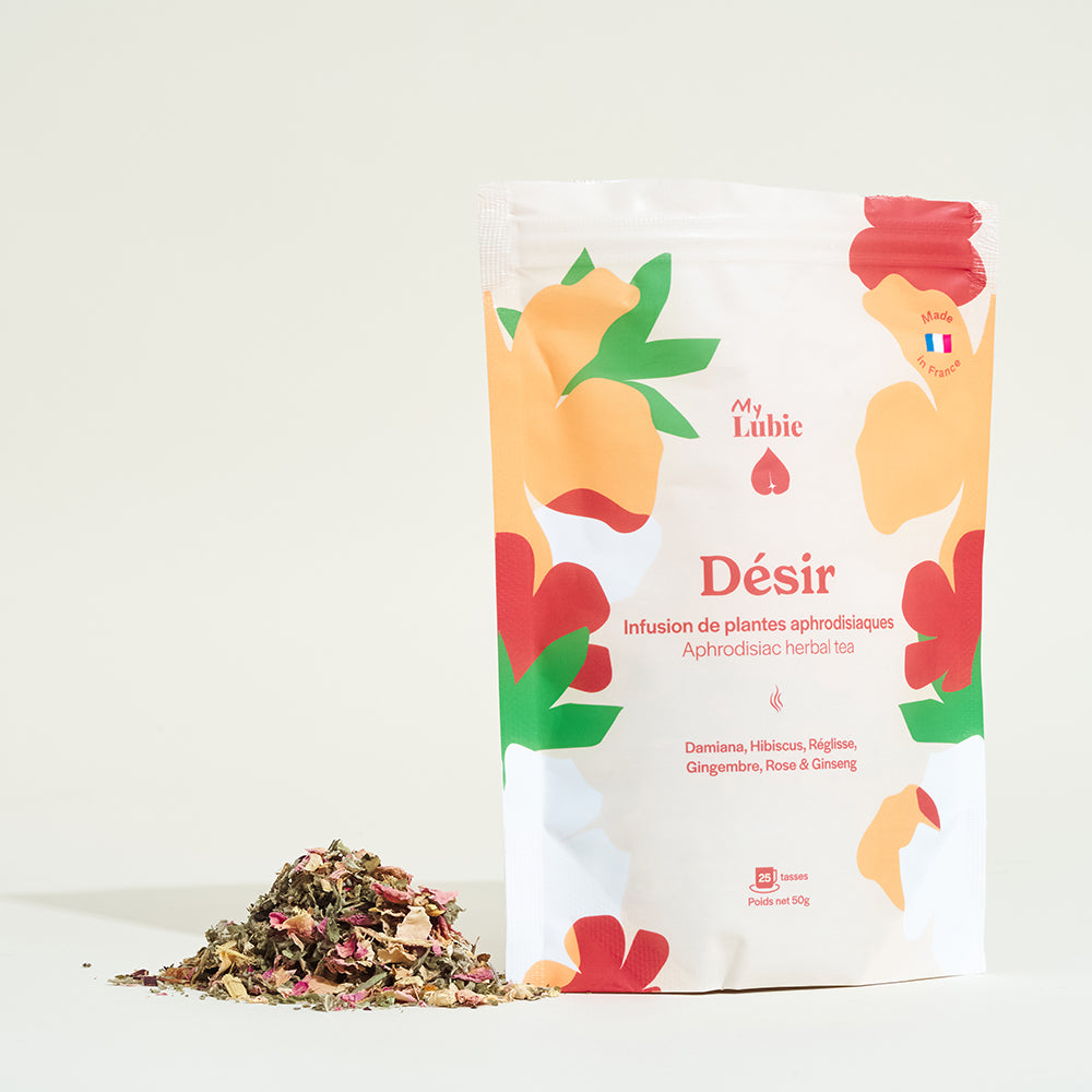 ein Beutel Kräutertee neben einem Haufen getrockneter Kräuter