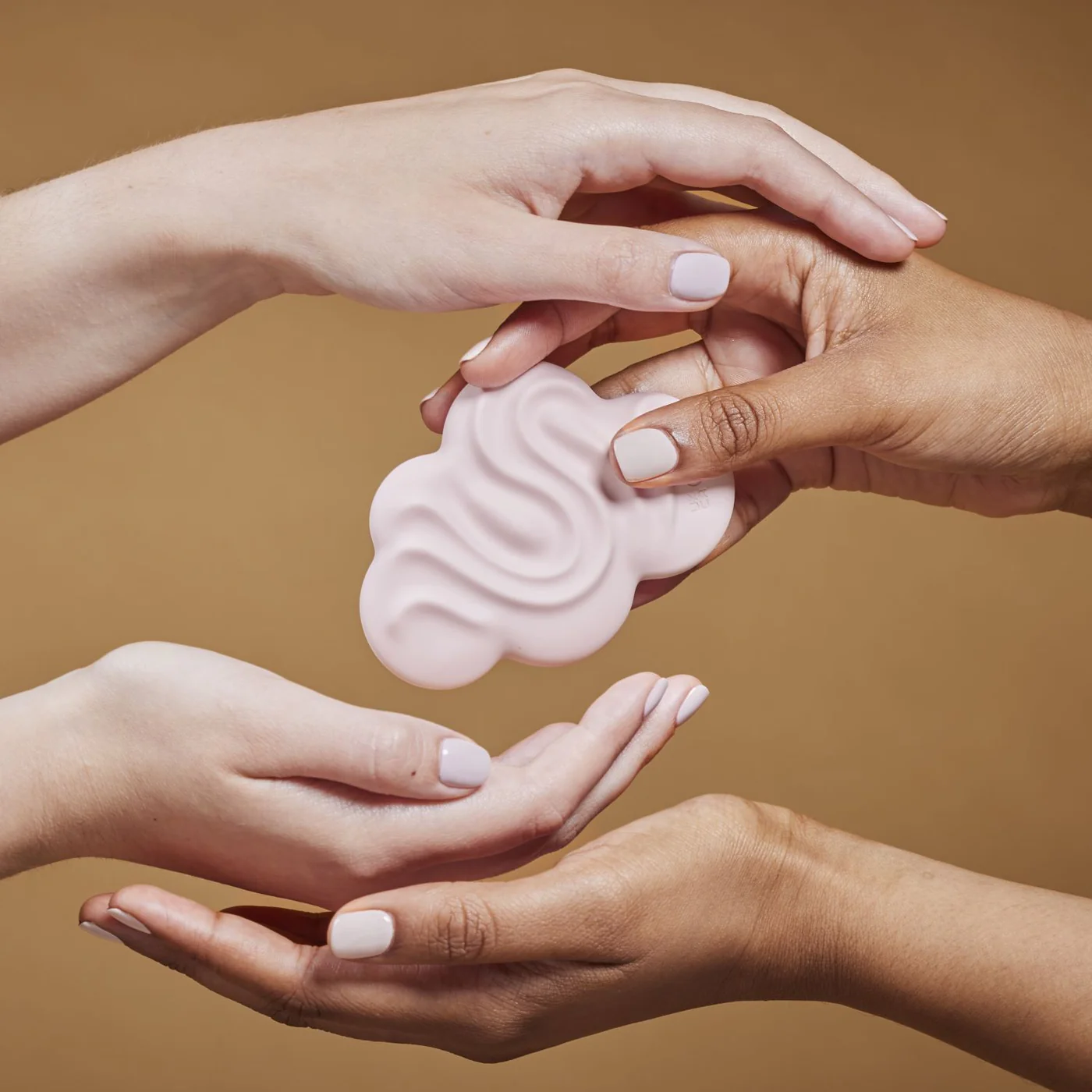 Bée mouth vibrant pebble cloud